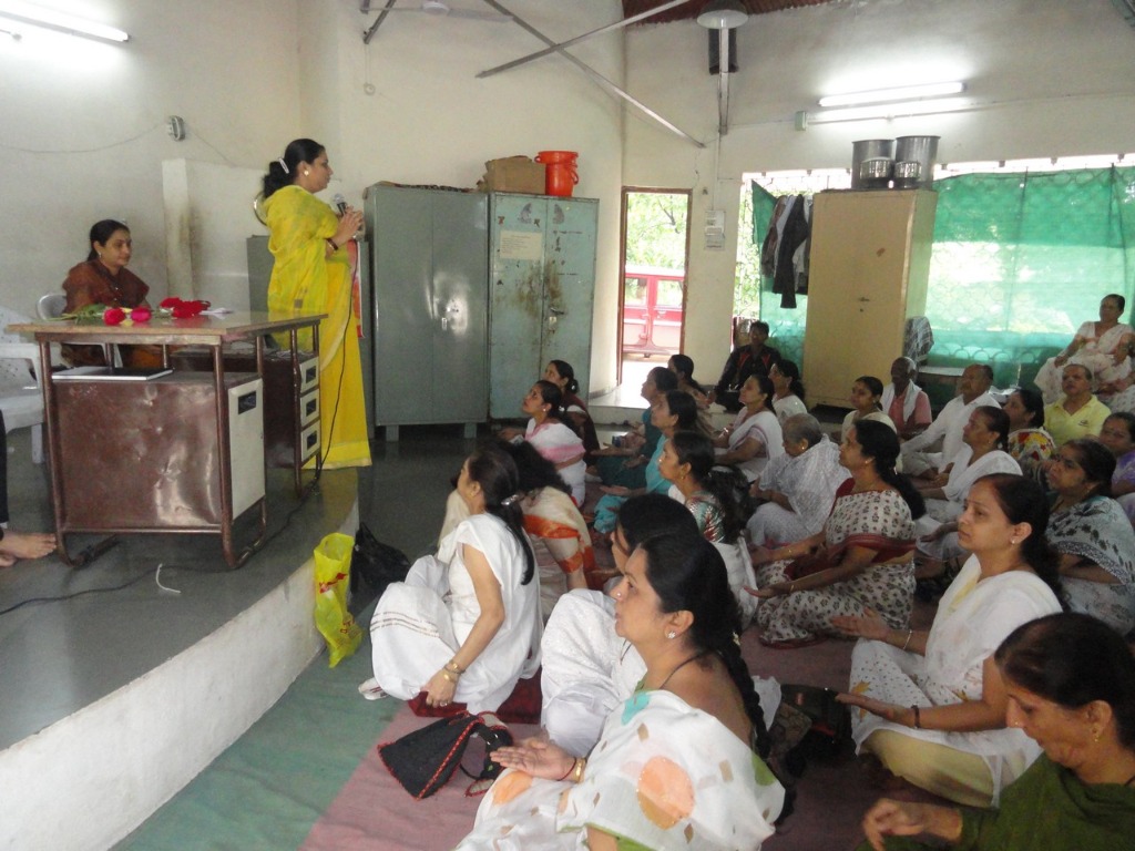 Gathering of women artisans at the Hirakani Foundation workshop